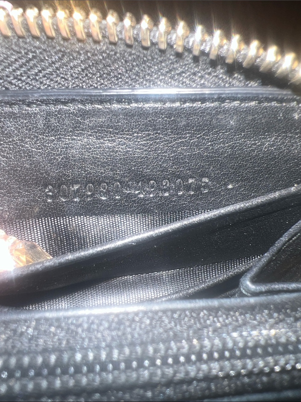 Gucci Black GG-Embossed Leather Zip Wallet with Gold Plaque - Picture 9 of 13